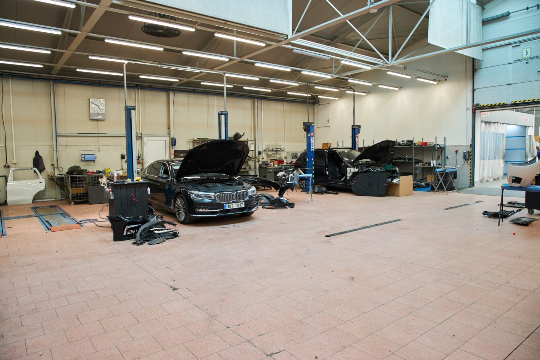 Klempírna RENOCAR s vozy BMW v opravě